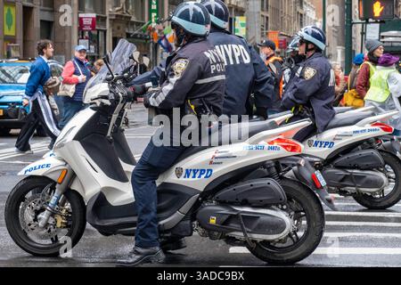 Polizisten begleiten marschierende bei einer Demonstration der Hände weg auf der Fifth Avenue, New York City, USA am 5. April 2025 Stockfoto