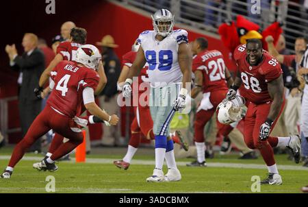 4. Dezember 2011: Glendale, AZ, USA: Der Quarterback der Arizona Cardinals Kevin Kolb (4) und Defensive End Nick Eason (98) feiern, wie Dallas Cowboys Defensive End Kenyon Coleman (99) das Feld verlassen. Die Arizona Cardinals besiegten die Dallas Cowboys 19-13 im University of Phoenix Stadium in Glendale, Arizona, am Sonntag, den 4. Dezember 2011. (Bild: © Rodger Mallison/Fort Worth Star-Telegram/MCT/ZUMAPRESS.com) Stockfoto