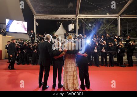 15. Mai 2011 - London - CANNES, FRANKREICH - 15. MAI: (L-R) Regisseur Jean-Pierre Dardenne, Schauspieler Thomas Doret, Schauspielerin Cecile de France und Regisseur Luc Dardenne nehmen am 15. Mai 2011 an der Premiere von „The Kid with A Bike“ im Palais des Festivals während der 64. Filmfestspiele in Cannes, Frankreich, 15. Mai 2011, Cannes, Frankreich, Teil (Credit Image: © Ki Price/ZUMAPRESS.com) Stockfoto