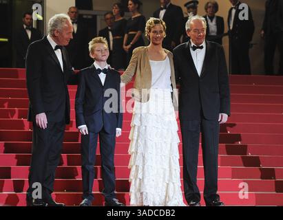 15. Mai 2011 - London - CANNES, FRANKREICH - 15. MAI: (L-R) Regisseur Jean-Pierre Dardenne, Schauspieler Thomas Doret, Schauspielerin Cecile de France und Regisseur Luc Dardenne nehmen am 15. Mai 2011 an der Premiere von „The Kid with A Bike“ im Palais des Festivals während der 64. Filmfestspiele in Cannes, Frankreich, 15. Mai 2011, Cannes, Frankreich, Teil (Credit Image: © Ki Price/ZUMAPRESS.com) Stockfoto