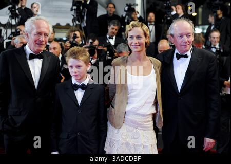 15. Mai 2011 - London - CANNES, FRANKREICH - 15. MAI: (L-R) Regisseur Jean-Pierre Dardenne, Schauspieler Thomas Doret, Schauspielerin Cecile de France und Regisseur Luc Dardenne nehmen am 15. Mai 2011 an der Premiere von „The Kid with A Bike“ im Palais des Festivals während der 64. Filmfestspiele in Cannes, Frankreich, 15. Mai 2011, Cannes, Frankreich, Teil (Credit Image: © Ki Price/ZUMAPRESS.com) Stockfoto