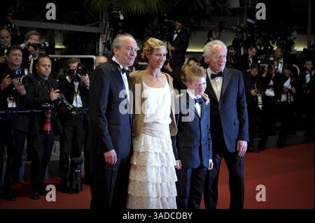 15. Mai 2011 - London - CANNES, FRANKREICH - 15. MAI: (L-R) Regisseur Jean-Pierre Dardenne, Schauspieler Thomas Doret, Schauspielerin Cecile de France und Regisseur Luc Dardenne nehmen am 15. Mai 2011 an der Premiere von „The Kid with A Bike“ im Palais des Festivals während der 64. Filmfestspiele in Cannes, Frankreich, 15. Mai 2011, Cannes, Frankreich, Teil (Credit Image: © Ki Price/ZUMAPRESS.com) Stockfoto
