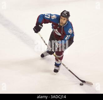 4. Dezember 2011: Colorado-Verteidiger Kyle Quincey schießt den Puck aus der Avalanche-Zone gegen Detroit in der dritten Periode. Colorado gewann 4-2 im Pepsi Center in Denver, CO. (Kreditbild: © Derek Regensburger/Cal Sport Media/ZUMAPRESS.com) Stockfoto