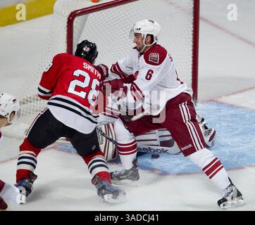 Dezember 2011: Chicago, IL. Blackhawk Ben Smith #28 und Coyote David Schlemko #6 kämpfen im United Center in Chicago, IL, vor dem Netz. (Bild: © Mike Wulf/Cal Sport Media/ZUMAPRESS.com) Stockfoto