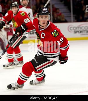Dezember 2011: Chicago, IL. Blackhawk Jonathan Toews #19 in Aktion während des NHL-Spiels zwischen den Chicago Blackhawks und den Phoenix Coyotes im United Center in Chicago, Illinois. (Bild: © Mike Wulf/Cal Sport Media/ZUMAPRESS.com) Stockfoto