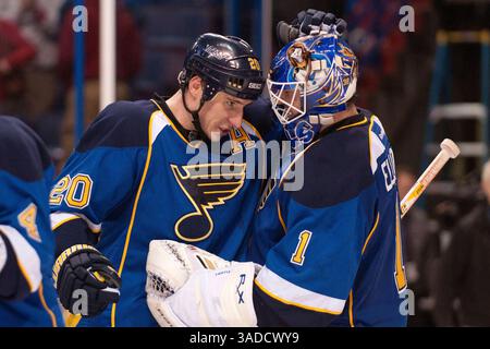 Alexander Steen (20) von den St. Louis Blues und Brian Elliott (1) von den St. Louis Blues während des NHL Regular Season Spiels zwischen den Detroit Red Wings gegen die St. Louis Blues im Scott Trade Center in St. Louis MO. (Bild: © Danny Reise/Cal Sport Media/ZUMAPRESS.com) Stockfoto
