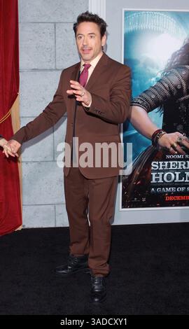 Dezember 2011 - Los Angeles, Kalifornien, USA - Robert Downey Jr. Sherlock Holmes: A Game of Shadows Los Angeles Premiere im Village Theater, Westwood, CA. Dezember 2011. (Foto: © TLeopold/Globe Photos/ZUMAPRESS.com) Stockfoto