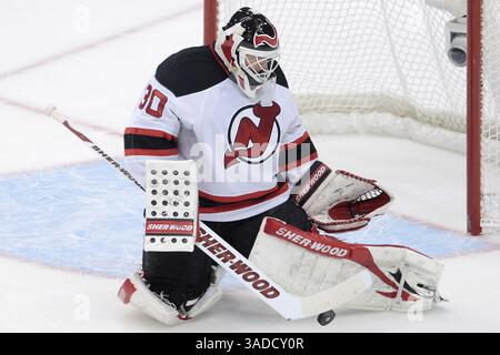 6. Dezember 2011: Toronto, Ontario, Kanada – der Torwart der New Jersey Devils Martin Brodeur (30) sichert sich im Air Canada Centre in Toronto, Ontario. New Jersey besiegte Toronto 3-2 in Überstunden. (Bild: © Jay Gula/Southcreek/ZUMAPRESS.com) Stockfoto