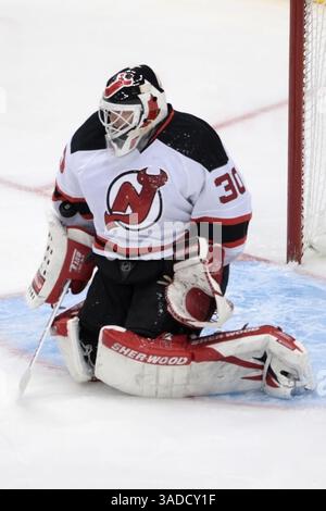 6. Dezember 2011: Toronto, Ontario, Kanada – der Torwart der New Jersey Devils Martin Brodeur (30) sichert sich im Air Canada Centre in Toronto, Ontario. New Jersey besiegte Toronto 3-2 in Überstunden. (Bild: © Jay Gula/Southcreek/ZUMAPRESS.com) Stockfoto