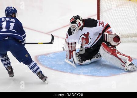 6. Dezember 2011: Toronto, Ontario, Kanada: Martin Brodeur (30), Torwart der New Jersey Devils, der im Air Canada Centre in Toronto, Ontario, gegen Philippe Dupuis (11) auf Toronto Maple Leaf (11) einsetzt. New Jersey besiegte Toronto 3-2 in Überstunden. (Bild: © Jay Gula/Southcreek/ZUMAPRESS.com) Stockfoto