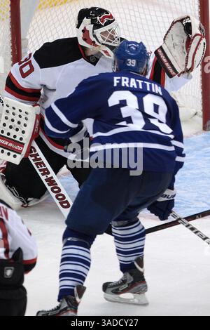 6. Dezember 2011: Toronto, Ontario, Kanada – der Torwart der New Jersey Devils Martin Brodeur (30) spart im Air Canada Centre in Toronto, Ontario, auf Toronto Maple Leaf Forward Matt Frattin (39). New Jersey besiegte Toronto 3-2 in Überstunden. (Bild: © Jay Gula/Southcreek/ZUMAPRESS.com) Stockfoto