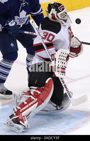 6. Dezember 2011: Toronto, Ontario, Kanada: MARTIN BRODEUR, Torhüter der New Jersey Devils (30), stürzt im Air Canada Centre gegen die Toronto Maple Leafs. New Jersey führt Toronto 2-0 nach der 1. Periode an. (Bild: © Jay Gula/Southcreek/ZUMAPRESS.com) Stockfoto