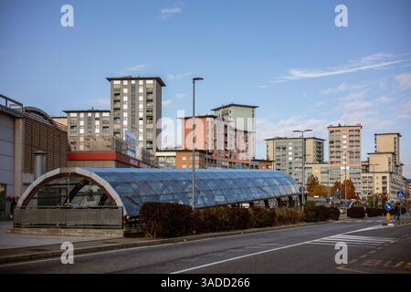 Turin, Italien - 08. November 2021: Eingang zu einer Tiefgarage entlang der Via Francesco Cigna, mit modernen Wohngebäuden im Hintergrund Stockfoto