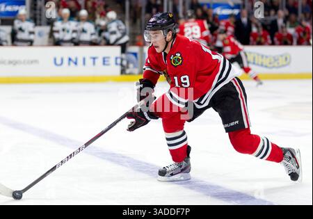 15. Januar 2012: Chicago, IL. Blackhawk Jonathan Toews #19 in Aktion während des NHL-Spiels zwischen den Chicago Blackhawks und den San Jose Sharks im United Center in Chicago, Illinois. (Bild: © Mike Wulf/Cal Sport Media/ZUMAPRESS.com) Stockfoto