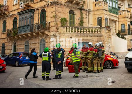 Gzira, Malta - 04.05.2025: Feuerwehrleute und Rettungskräfte in Arbeitsausrüstung reagieren auf Notsituationen Stockfoto