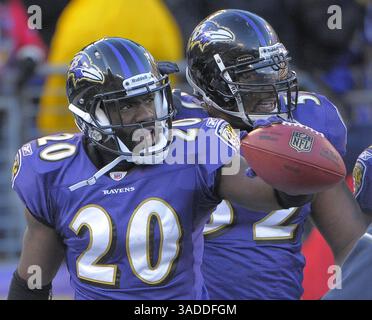 15. Januar 2012 - Baltimore, MD, USA - Baltimore Ravens freie Sicherheit Ed Reed (20) hält den Ball aufrecht, nachdem er einen Pass der Houston Texans spät im vierten Viertel ihres AFC-Divisions-Playoff-Spiels im M&T Bank Stadium in Baltimore, Maryland, am Sonntag, den 15. Januar 2012 abgefangen hat. Die Ravens haben mit 20:13. (Bild: © Karl Merton Ferron/Baltimore Sun/MCT/ZUMAPRESS.com) Stockfoto