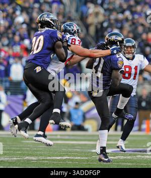 15. Januar 2012 - Baltimore, MD, USA - Lardarius Webb von Baltimore Ravens (21), rechts, fing einen Pass ab, der für Kevin Walter von Houston Texans (83), Mitte vorgesehen war, als Ravens' Ed Reed (20), links, während des vierten Viertels ihres AFC-Divisions-Playoffs im M&T Bank Stadium in Baltimore, Maryland, Sonntag, 15. Januar 2012, unterstützte. Die Ravens haben mit 20:13. (Bild: © Kenneth K. Lam/Baltimore Sun/MCT/ZUMAPRESS.com) Stockfoto