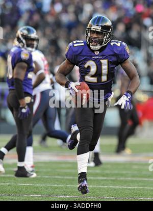 15. Januar 2012 - Baltimore, MD, USA - Ravens' Lardarius Webb (21) feiert nach seinem zweiten Abfangen von Baltimores AFC-Divisions-Playoff-Spiel gegen die Houston Texans im M&T Bank Stadium in Baltimore, Maryland, Sonntag, 15. Januar 2012. Die Ravens haben mit 20:13. (Bild: © Kenneth K. Lam/Baltimore Sun/MCT/ZUMAPRESS.com) Stockfoto
