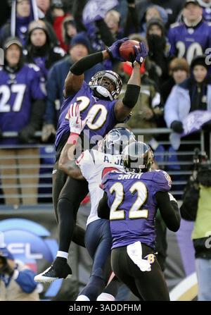 15. Januar 2012 - Baltimore, MD, USA - Baltimore Ravens' Ed Reed fängt im 4. Quartal einen Pass ab, der für Andre Johnson der Houston Texans bestimmt war, während des Playoffs der AFC-Division im M&T Bank Stadium in Baltimore, Maryland, Sonntag, den 15. Januar 2012. Die Ravens haben mit 20:13. (Bild: © Gene Sweeney Jr/Baltimore Sun/MCT/ZUMAPRESS.com) Stockfoto