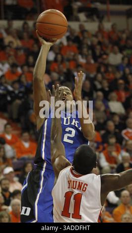 15. Januar 2012 - Clemson, SC, USA - Duke Guard Quinn Cook (2) schießt in der ersten Spielhälfte im Littlejohn Coliseum in Clemson, South Carolina, am Sonntag, 15. Januar 2012 über die Verteidigung von Clemson Guard Andre Young (11). (Kreditbild: © Chuck Liddy/Raleigh News & Observer/MCT/ZUMAPRESS.com) Stockfoto