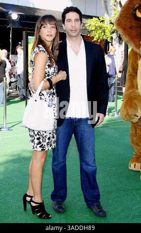 WESTWOOD, KALIFORNIEN - 26. OKTOBER 2008: Zoe Buckman und David Schwimmer bei der Premiere von Madagascar: Escape 2 Africa am 26. Oktober 2008 im Mann Village Theater in Westwood, USA. Stockfoto