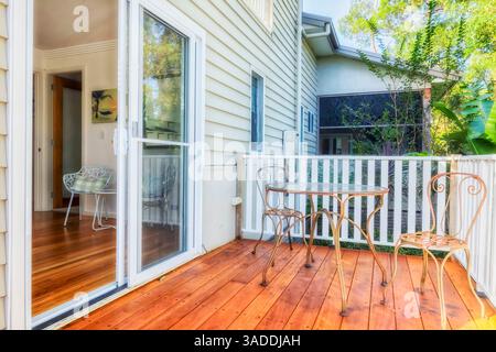 Im Freien sitzen Sie auf einem offenen Holzdeck Eingang zum Wohnhaus in Lake Macquarie Resort Stadt in Australien. Stockfoto