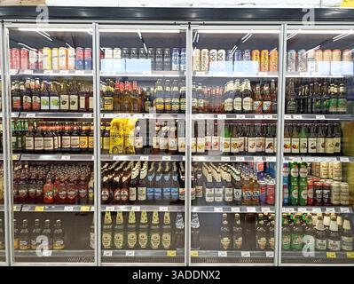 Aktau, Kasachstan - 22. März 2025: Auswahl an Getränken im Kühlschrank im Supermarkt. Stockfoto