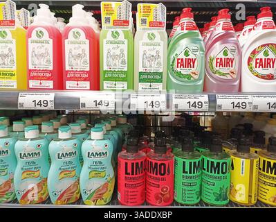Aktau, Kasachstan - 22. März 2025: Verschiedene Spülflüssigkeitsflaschen im Supermarkt. Stockfoto