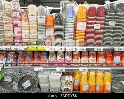 Aktau, Kasachstan - 22. März 2025: Buntes Sortiment an Einwegbechern in den Regalen. Stockfoto
