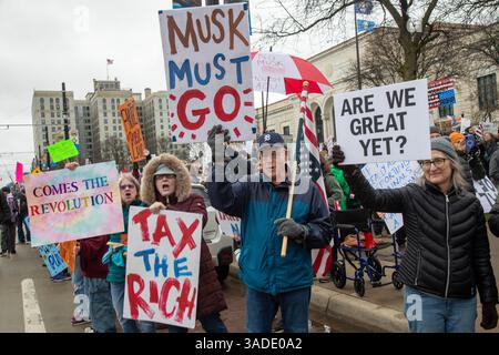 Detroit, Michigan, USA. April 2025. Eine Demonstration der Hände weg protestiert gegen die Kürzungen der Regierung Trump. Es war einer von Hunderten koordinierter Proteste in den Vereinigten Staaten. Quelle: Jim West/Alamy Live News Stockfoto