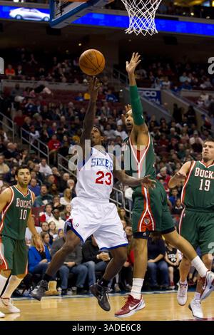 16. Januar 2012: Lou Williams (23), Punktwächter der Philadelphia 76ers, lässt sich im NBA-Spiel zwischen den Milwaukee Bucks und den Philadelphia 76ers im Wells Fargo Center in Philadelphia, Pennsylvania, hinter Milwaukee Bucks schlagen. (Bild: © Chris Szagola/Cal Sport Media/ZUMAPRESS.com) Stockfoto