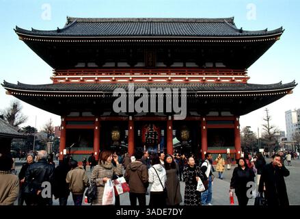 April 2000; Tokio, Japan; japanische Touristen spazieren durch das Gelände des Senso-JI Tempels in Tokio im Stadtteil Asakusa in Tokio. (Bild: Barry Cronin/ZUMAPRESS.com) Stockfoto