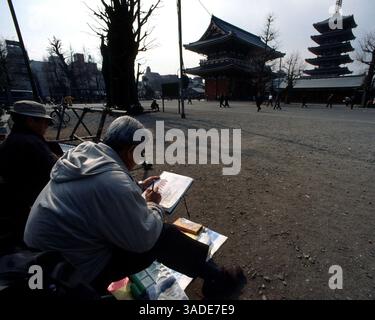 April 2000; Tokio, Japan; Ein japanischer Künstler skizziert Tokios Senso-JI-Tempel im Stadtteil Asakusa in Tokio. (Bild: Barry Cronin/ZUMAPRESS.com) Stockfoto