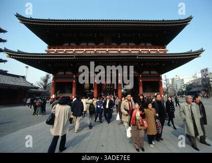 April 2000; Tokio, Japan; Touristen spazieren durch das Gelände des Senso-JI Tempels in Tokio im Stadtteil Asakusa in Tokio. (Bild: Barry Cronin/ZUMAPRESS.com) Stockfoto
