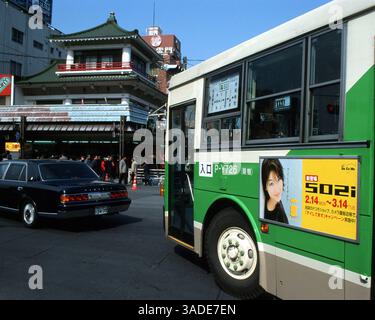 April 2000; Tokio, Japan; A fährt durch den Stadtteil Asakusa in Tokio. 1999 wurde das Werbeverbot an der Außenseite von Tokio-Bussen aufgehoben. (Bild: Barry Cronin/ZUMAPRESS.com) Stockfoto