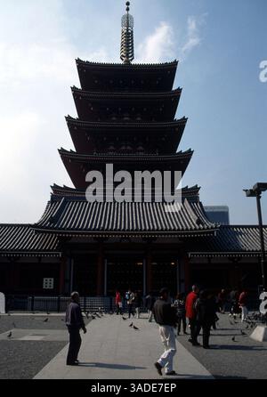 April 2000; Tokio, Japan; Touristen spazieren vor einer fünfstöckigen Pagode auf dem Gelände des Tokioter Senso-JI-Tempels im Stadtteil Asakusa in Tokio. (Bild: Barry Cronin/ZUMAPRESS.com) Stockfoto