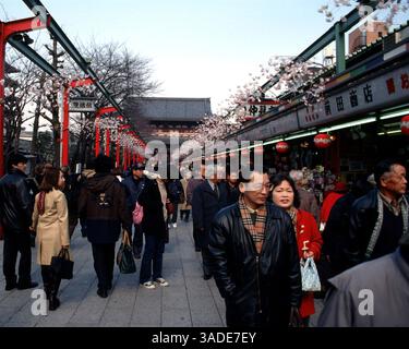 April 2000; Tokio, Japan; japanische Touristen spazieren entlang der Nakamise Straße vor Tokios Senso-JI-Tempel im Stadtteil Asakusa in Tokio. (Bild: Barry Cronin/ZUMAPRESS.com) Stockfoto