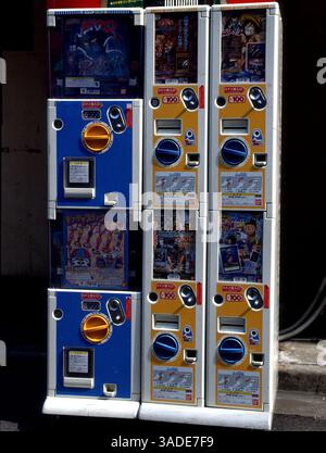 April 2000; Tokio, Japan; Automaten zeigen japanische Handelskarten für Kinder im Stadtteil Asakusa in Tokio. (Bild: Barry Cronin/ZUMAPRESS.com) Stockfoto