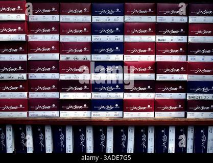 April 2000; Tokio, Japan; Schachteln mit Maruyama „Joy Sally“-Schuhen säumen die Rückseite eines Schuhstandes im Stadtteil Asakusa in Tokio. (Bild: Barry Cronin/ZUMAPRESS.com) Stockfoto