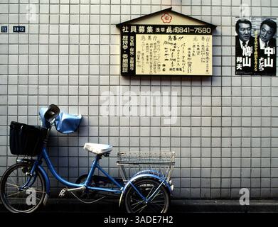 April 2000; Tokio, Japan; das Dreirad einer älteren Frau lehnt sich vor einem Restaurant im Stadtteil Asakusa in Tokio. (Bild: Barry Cronin/ZUMAPRESS.com) Stockfoto
