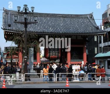 April 2000; Tokio, Japan; Touristen versammeln sich vor Tokios Senso-JI-Tempel im Stadtteil Asakusa in Tokio. (Bild: Barry Cronin/ZUMAPRESS.com) Stockfoto