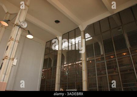 Oktober 2003; San Francisco, CA, USA; Alcatraz Island, ehemals die Heimat der indianer, die in der Gegend einheimisch waren, und neuerdings ein Hochsicherheitsgefängnis, in dem Al Capone, neben anderen berüchtigten Kriminellen, ihre Zeit verbüßte. Das Bild zeigt die Bibliothek, wo die berüchtigte Schlacht von Alcatraz begann. (Bild: Ryan Noble/ZUMAPRESS.com) Stockfoto