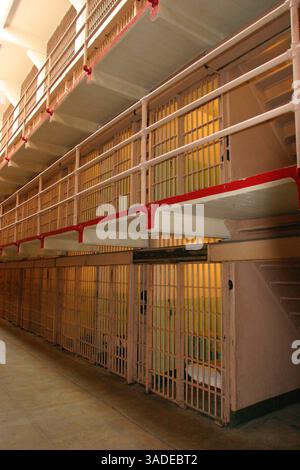 Oktober 2003; San Francisco, CA, USA; Alcatraz Island, ehemals die Heimat der indianer, die in der Gegend einheimisch waren, und neuerdings ein Hochsicherheitsgefängnis, in dem Al Capone, neben anderen berüchtigten Kriminellen, ihre Zeit verbüßte. (Bild: Ryan Noble/ZUMAPRESS.com) Stockfoto