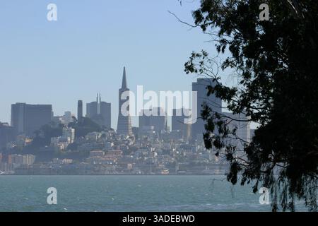 Oktober 2003; San Francisco, CA, USA; Alcatraz Island, ehemals die Heimat der indianer, die in der Gegend einheimisch waren, und neuerdings ein Hochsicherheitsgefängnis, in dem Al Capone, neben anderen berüchtigten Kriminellen, ihre Zeit verbüßte. Das Bild zeigt den Blick von Alcatraz auf die Bucht. (Bild: Ryan Noble/ZUMAPRESS.com) Stockfoto