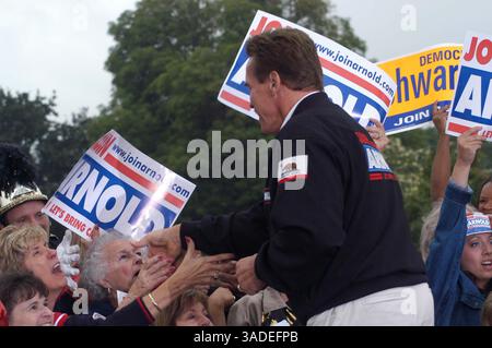 Oktober 2003; Bakersfield, CA, USA; ARNOLD SCHWARZENEGGER versammelt die Menge in Arcadia im Los Angeles Arboretum. (Bild: Catherine Bauknight/ZUMAPRESS.com) Stockfoto