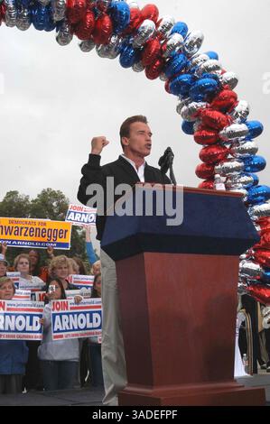 Oktober 2003; Bakersfield, CA, USA; ARNOLD SCHWARZENEGGER versammelt die Menge in Arcadia im Los Angeles Arboretum. Das ist die erste Wahl für die Gouverneur in Kalifornien. . (Bild: Catherine Bauknight/ZUMAPRESS.com) Stockfoto