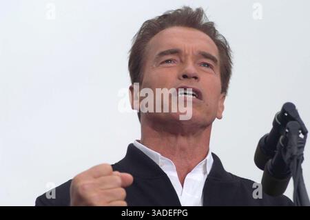Oktober 2003; Bakersfield, CA, USA; ARNOLD SCHWARZENEGGER versammelt die Menge in Arcadia im Los Angeles Arboretum. (Bild: Catherine Bauknight/ZUMAPRESS.com) Stockfoto