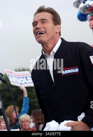 Oktober 2003; Bakersfield, CA, USA; ARNOLD SCHWARZENEGGER versammelt die Menge in Arcadia im Los Angeles Arboretum. Das ist die erste Wahl für die Gouverneur in Kalifornien. . (Bild: Catherine Bauknight/ZUMAPRESS.com) Stockfoto