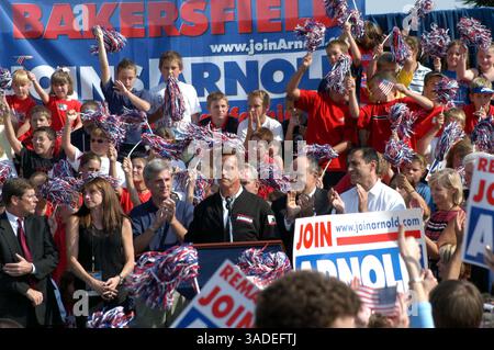 Oktober 2003; Bakersfield, CA, USA; ARNOLD bei der Kundgebung in Bakersfield. Zu seiner Rechten ist MARY BONO, zu seiner Linken GUILLIANI und DARREL ISSA. (Bild: Catherine Bauknight/ZUMAPRESS.com) Stockfoto