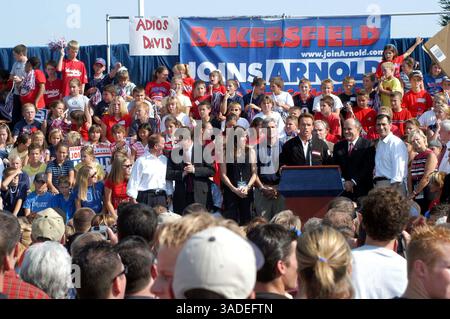 Oktober 2003; Bakersfield, CA, USA; ARNOLD bei der Kundgebung in Bakersfield. Zu seiner Rechten ist MARY BONO, zu seiner Linken GUILLIANI und DARREL ISSA. (Bild: Catherine Bauknight/ZUMAPRESS.com) Stockfoto
